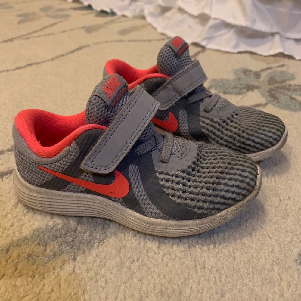 Girls / toddler Nike sz. 9 grey/pink sneakers